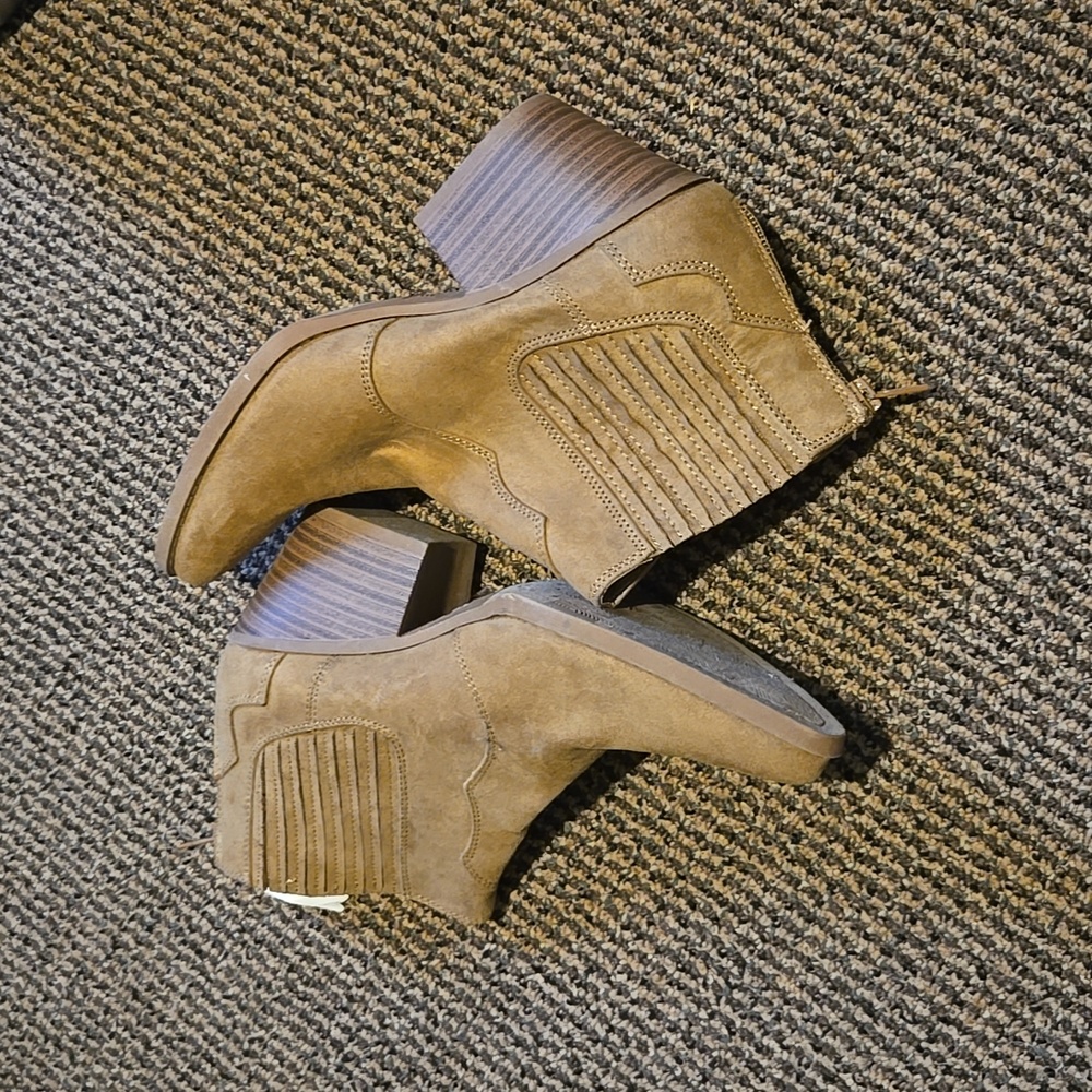 SPRIT NWT textured tan ankle booties platform heel